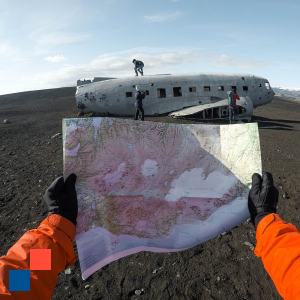 Un aventurier perdu ouvre une map devant un avion crashé
