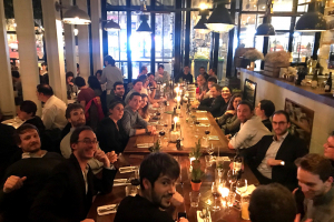 Les consultants OAIO se réunissent pour fêter un événement dans un beau restaurant