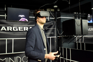 Un consultant OAIO s'essaye à la Réalité Virtuelle dans un centre spécialisé
